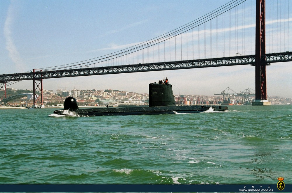 El "Marsopa" pasando bajo el puente "25 de Abril" a la salida de Lisboa durante su último crucero. Año 2006